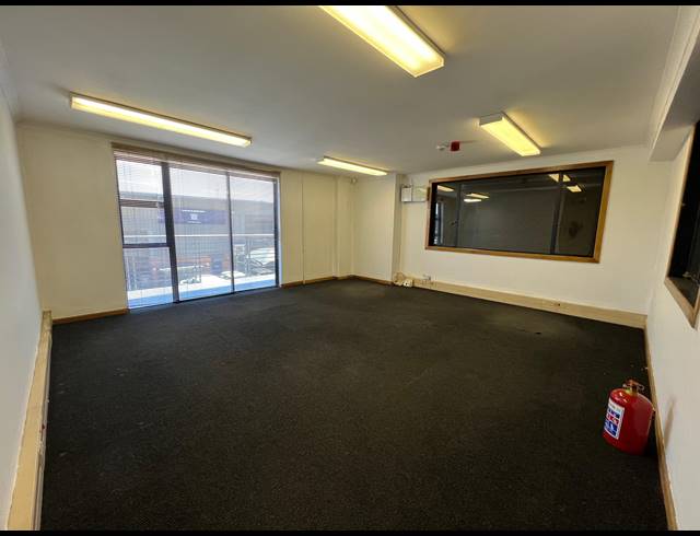302M² WAREHOUSE TO LET IN LASER PARK